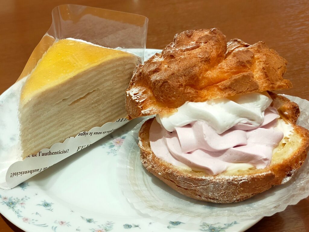 ミルクレープ460円（税込）
窯焼きダブルシュークリーム（岡山県産ニューピオーネ）360円（税込）