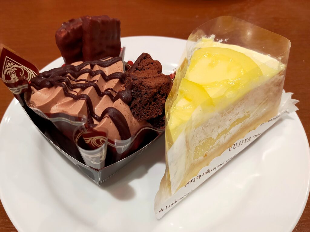 ホームパイチョコだらけケーキ445円？
はちみつレモンレアチーズケーキ460円（税込）